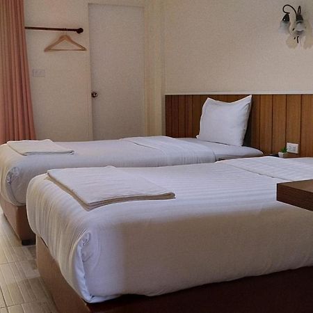 Baan Wanchart Hostel Bangkok Exterior photo
