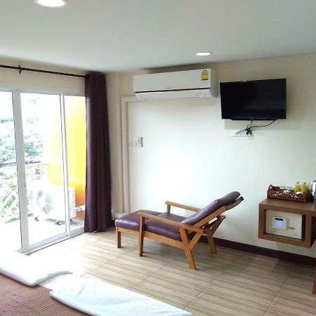 Baan Wanchart Hostel Bangkok Exterior photo