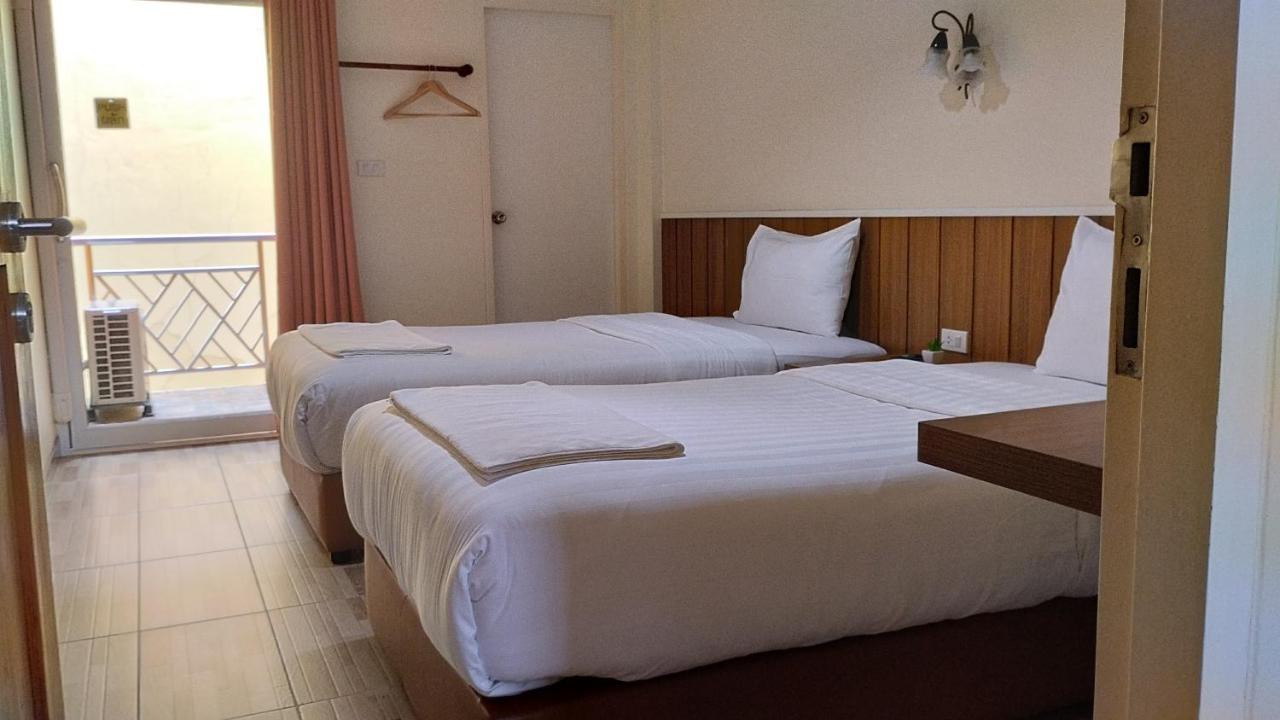 Baan Wanchart Hostel Bangkok Exterior photo