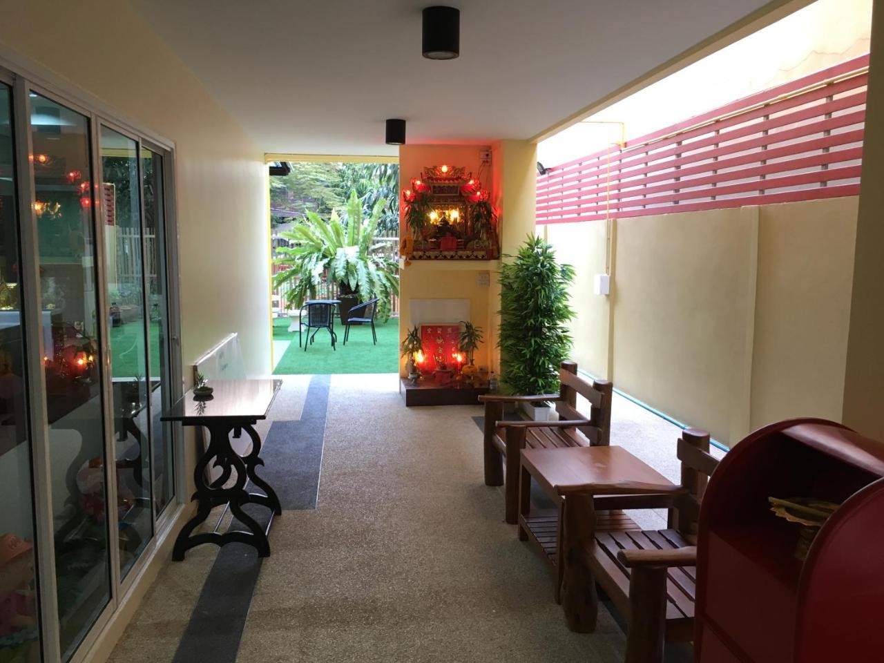 Baan Wanchart Hostel Bangkok Exterior photo