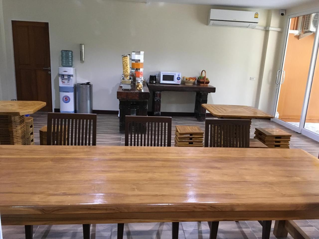 Baan Wanchart Hostel Bangkok Exterior photo