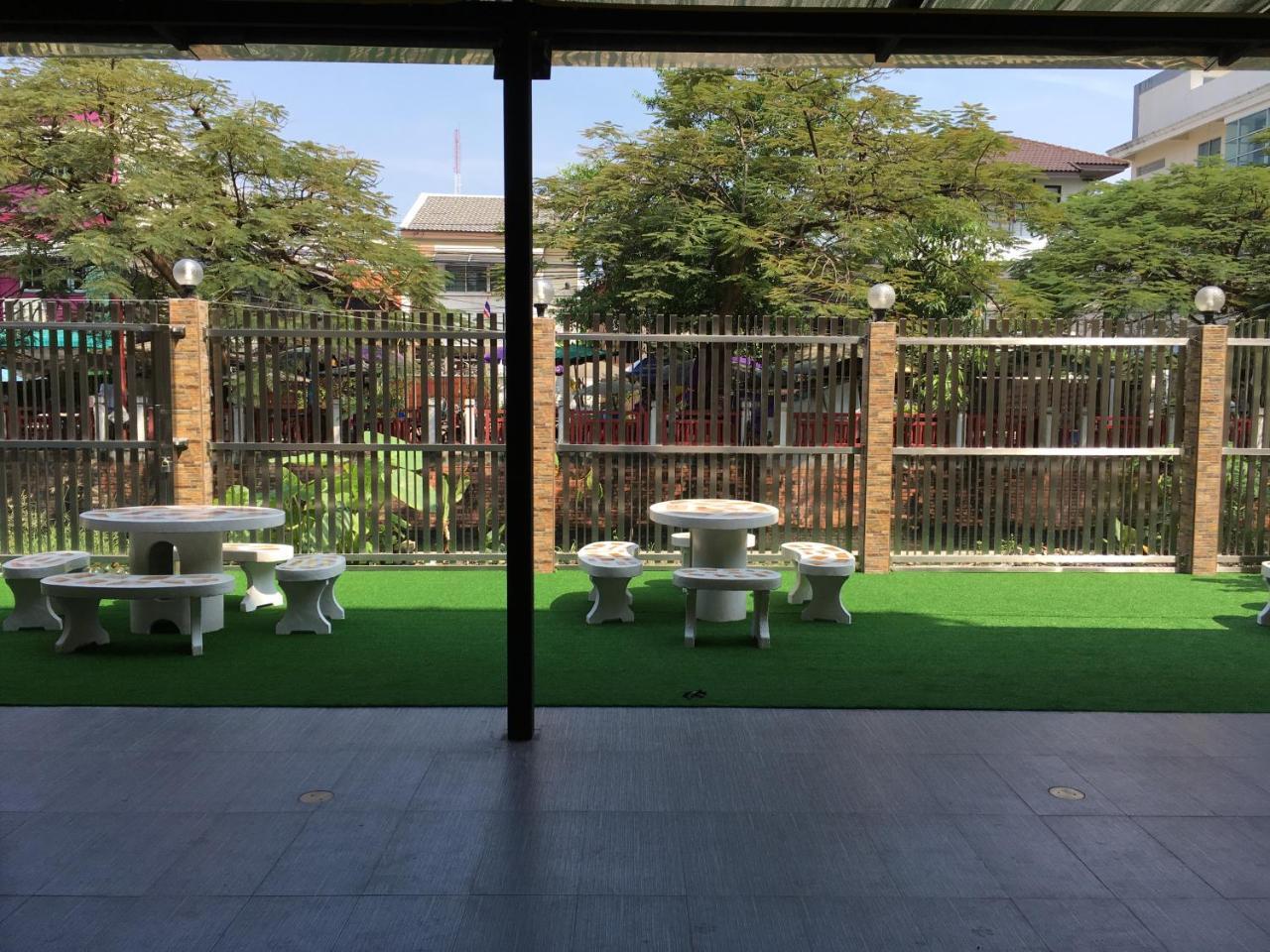 Baan Wanchart Hostel Bangkok Exterior photo