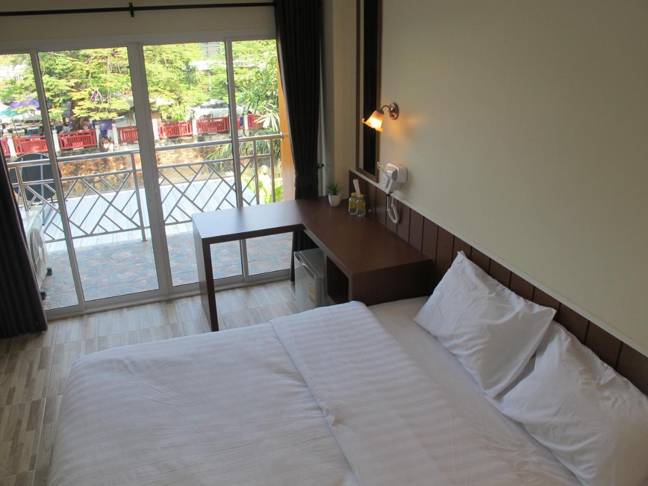 Baan Wanchart Hostel Bangkok Exterior photo