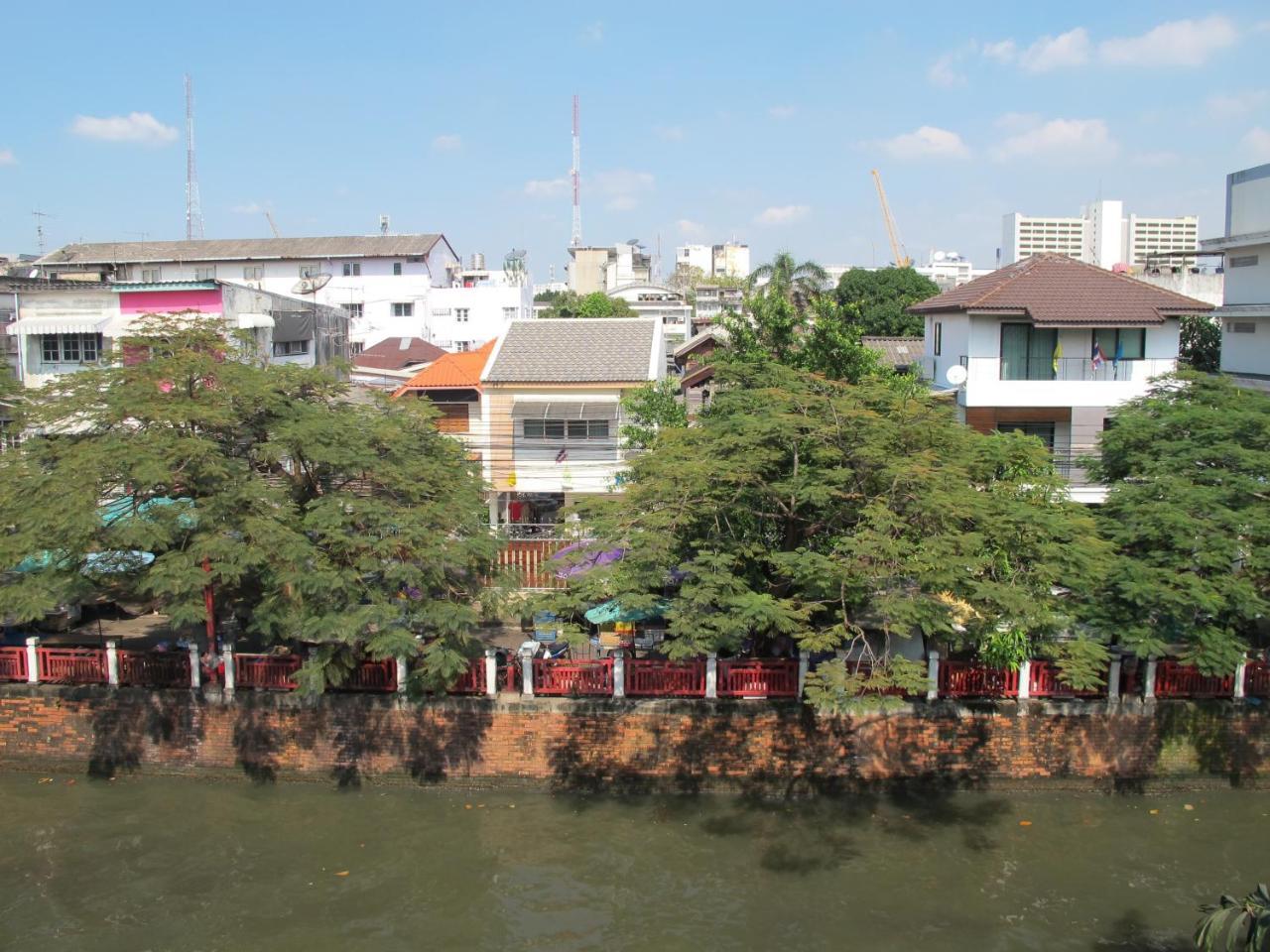 Baan Wanchart Hostel Bangkok Exterior photo