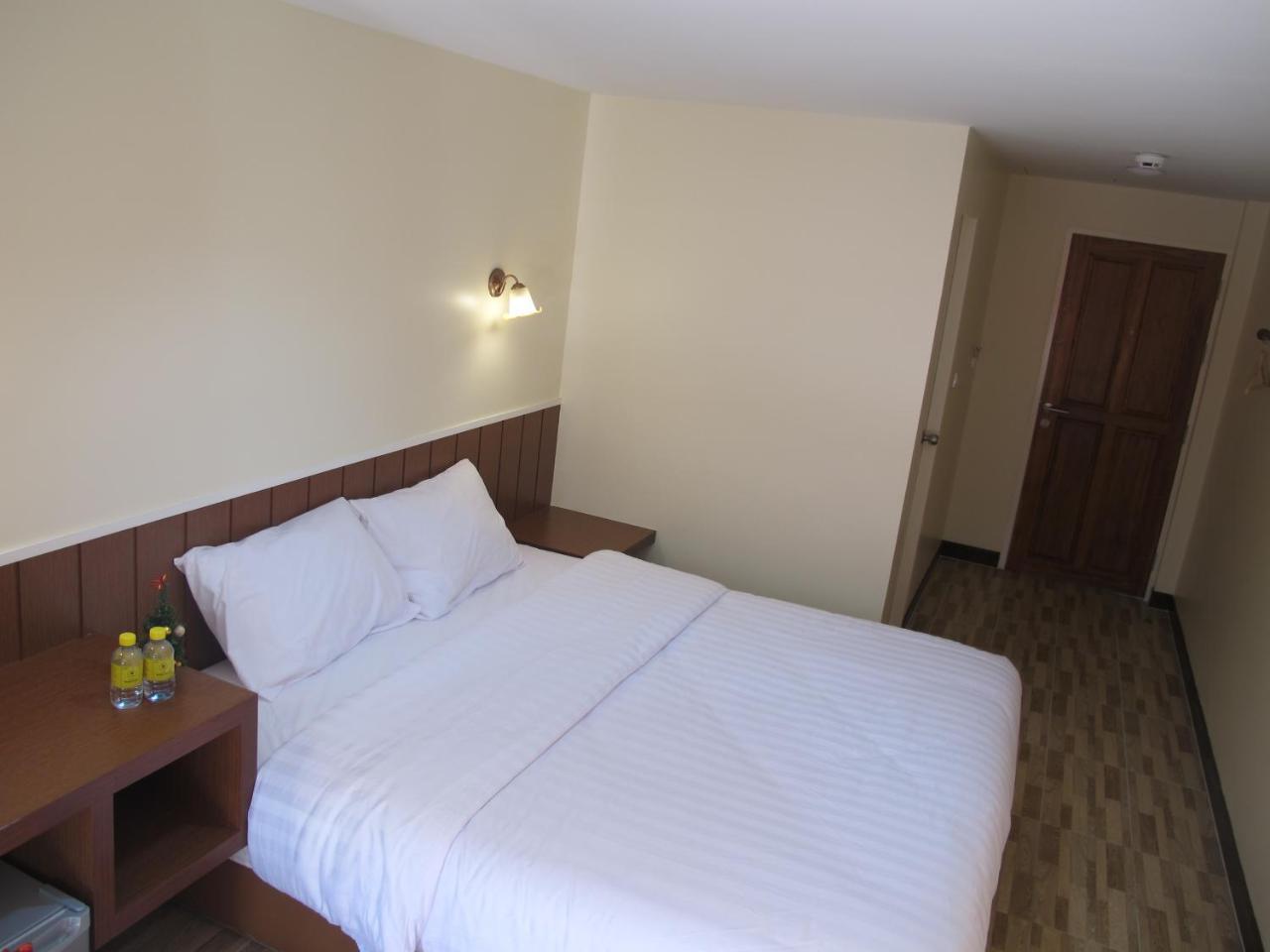 Baan Wanchart Hostel Bangkok Exterior photo