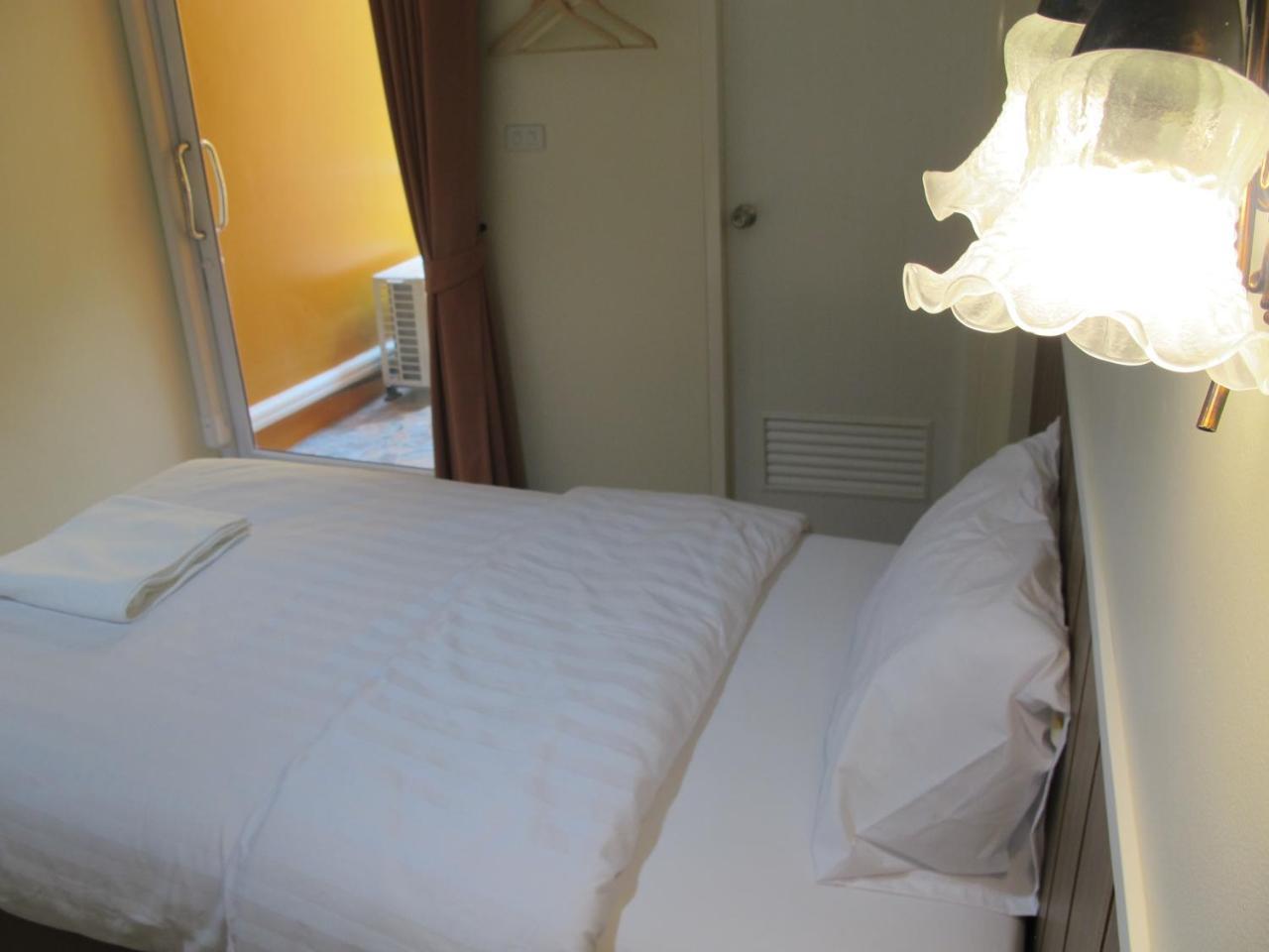 Baan Wanchart Hostel Bangkok Exterior photo