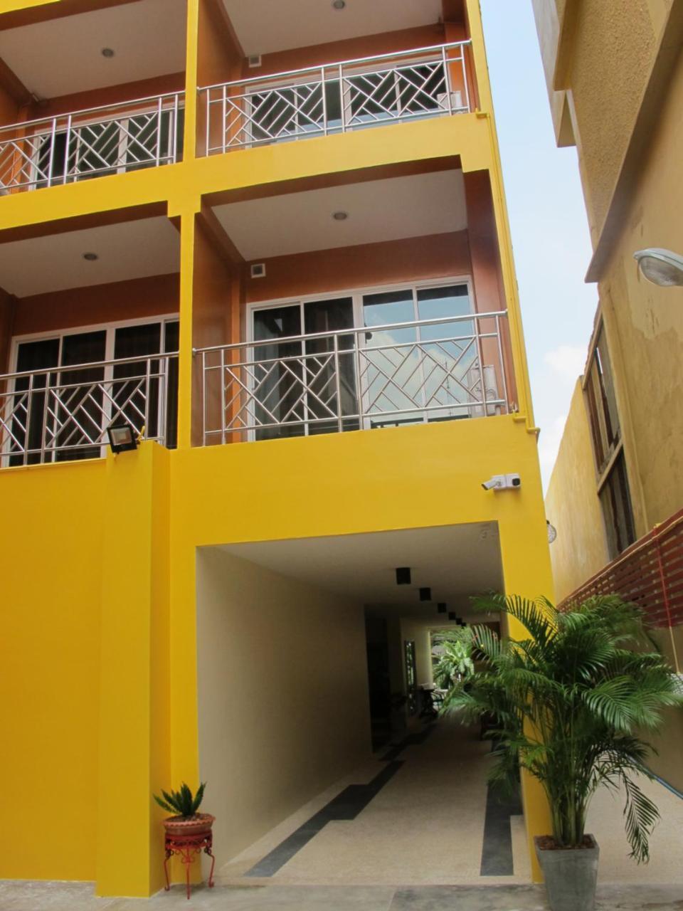 Baan Wanchart Hostel Bangkok Exterior photo