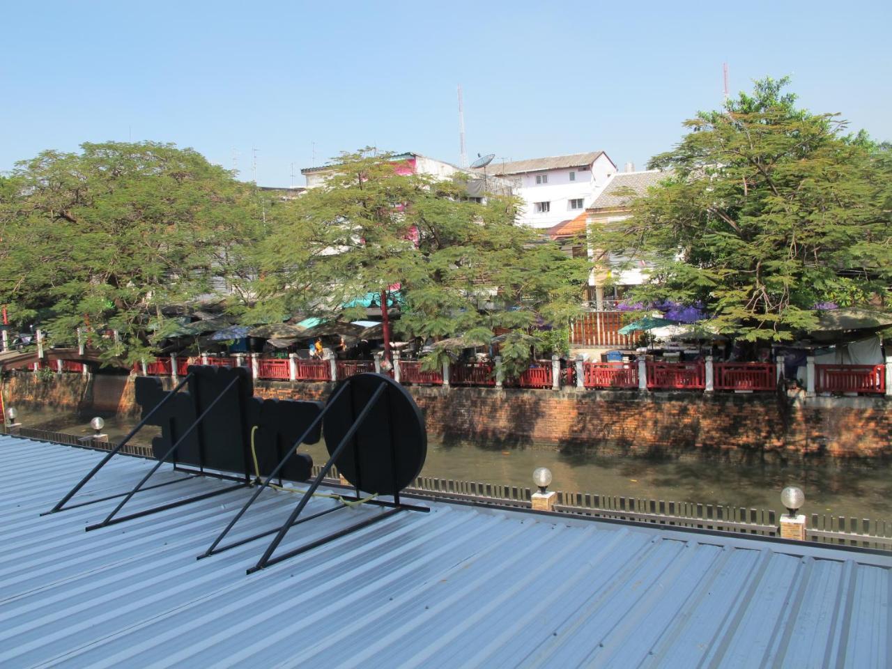 Baan Wanchart Hostel Bangkok Exterior photo