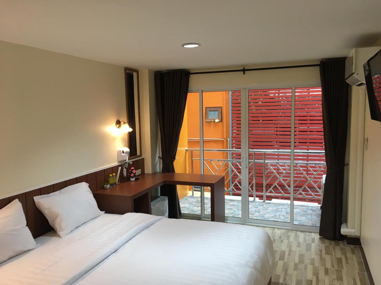 Baan Wanchart Hostel Bangkok Exterior photo