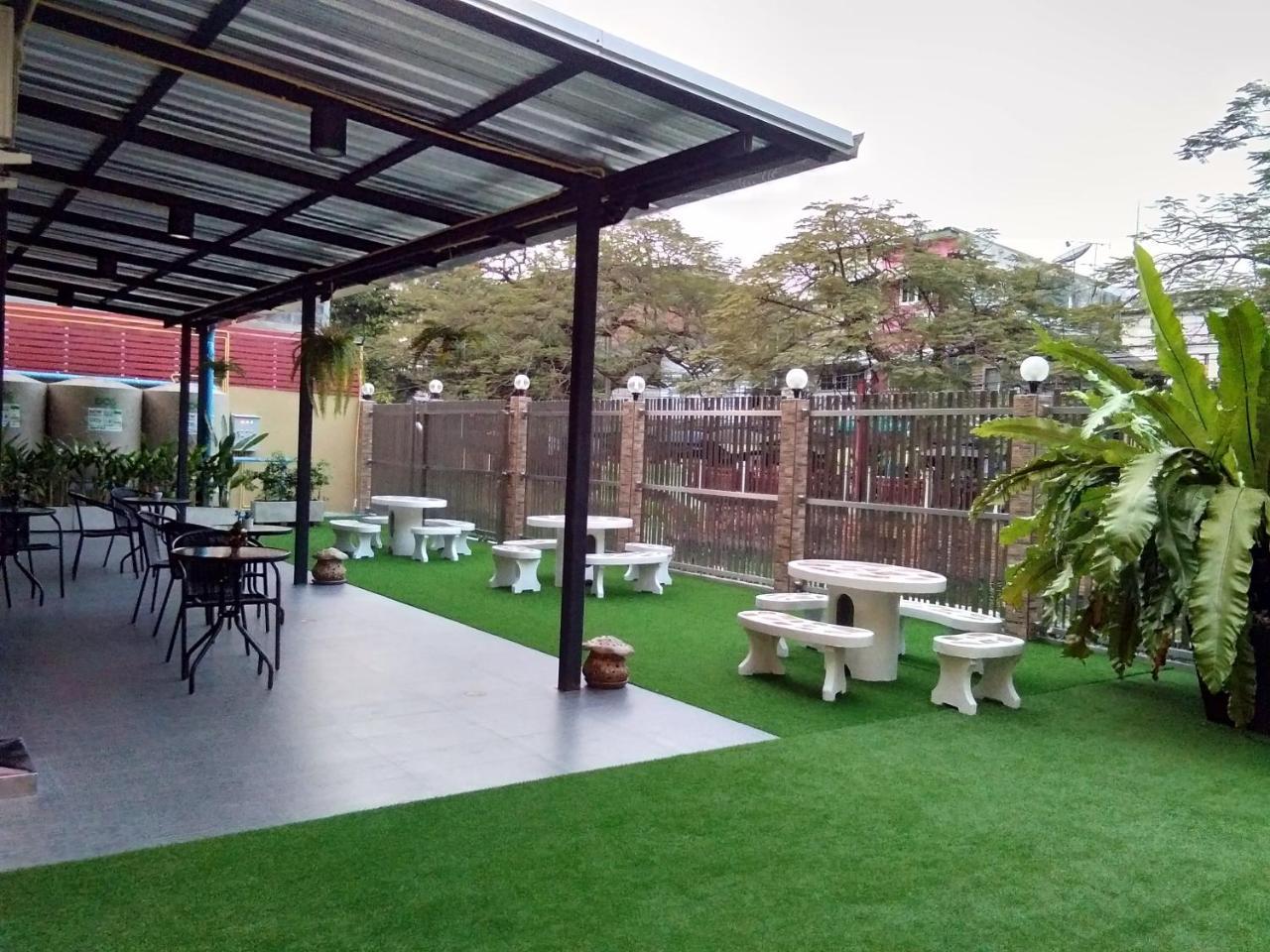 Baan Wanchart Hostel Bangkok Exterior photo
