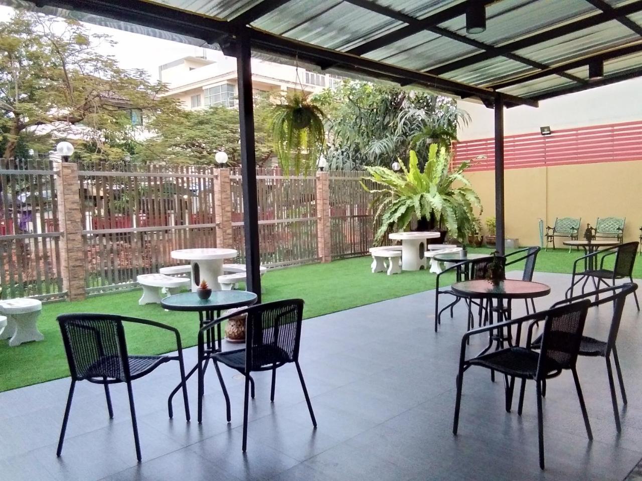 Baan Wanchart Hostel Bangkok Exterior photo
