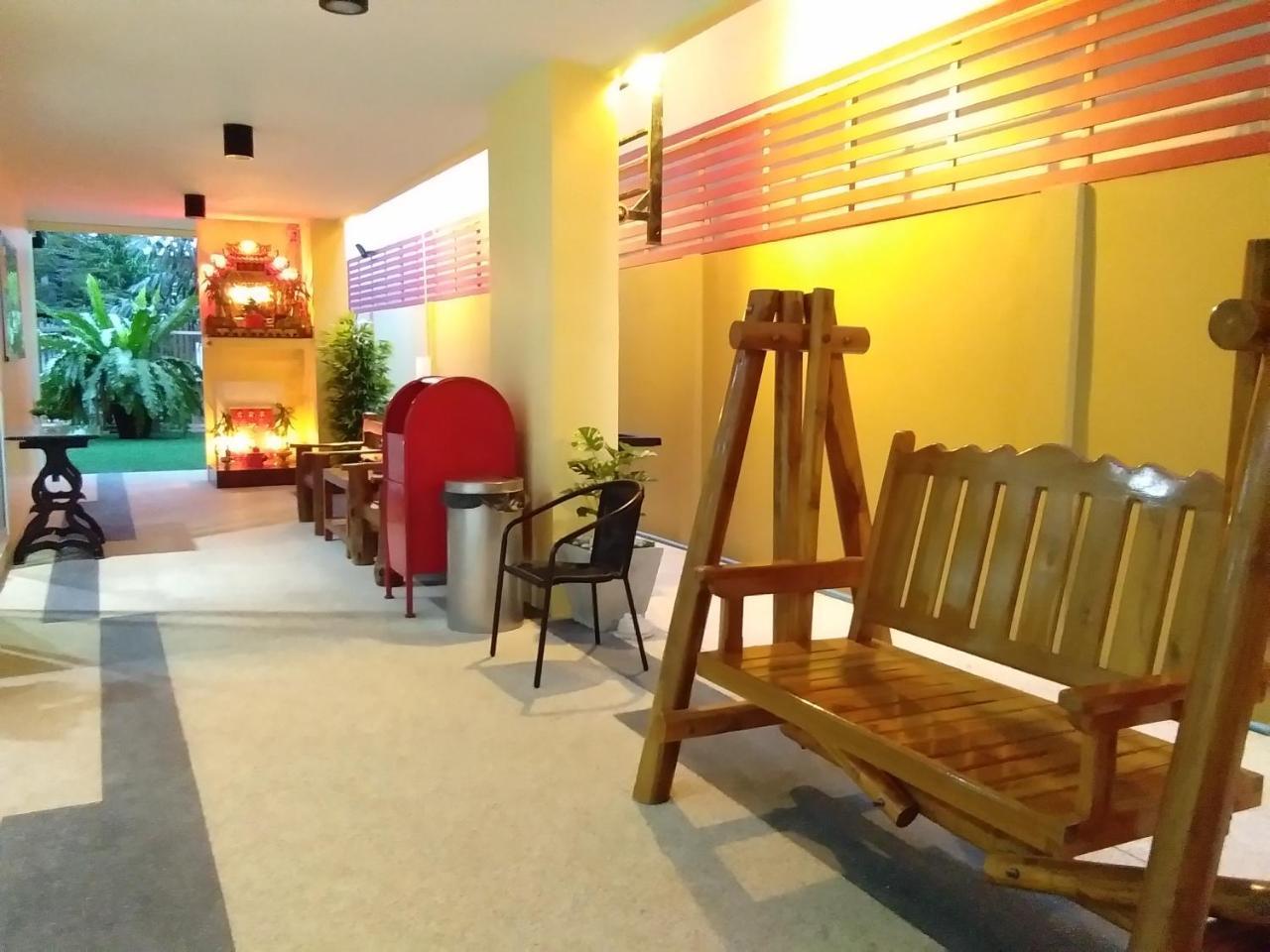 Baan Wanchart Hostel Bangkok Exterior photo