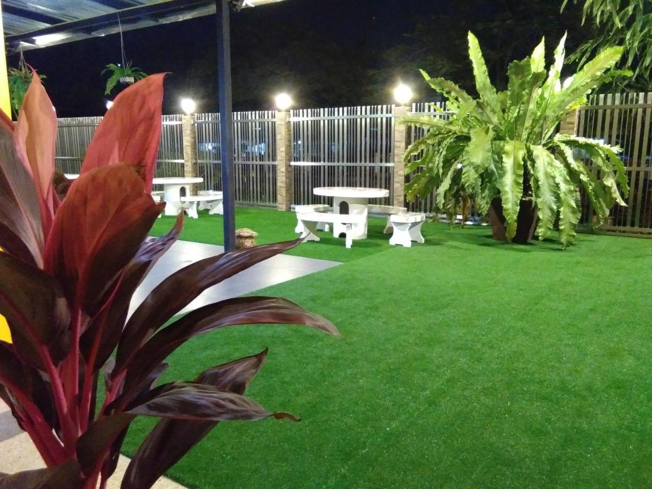 Baan Wanchart Hostel Bangkok Exterior photo