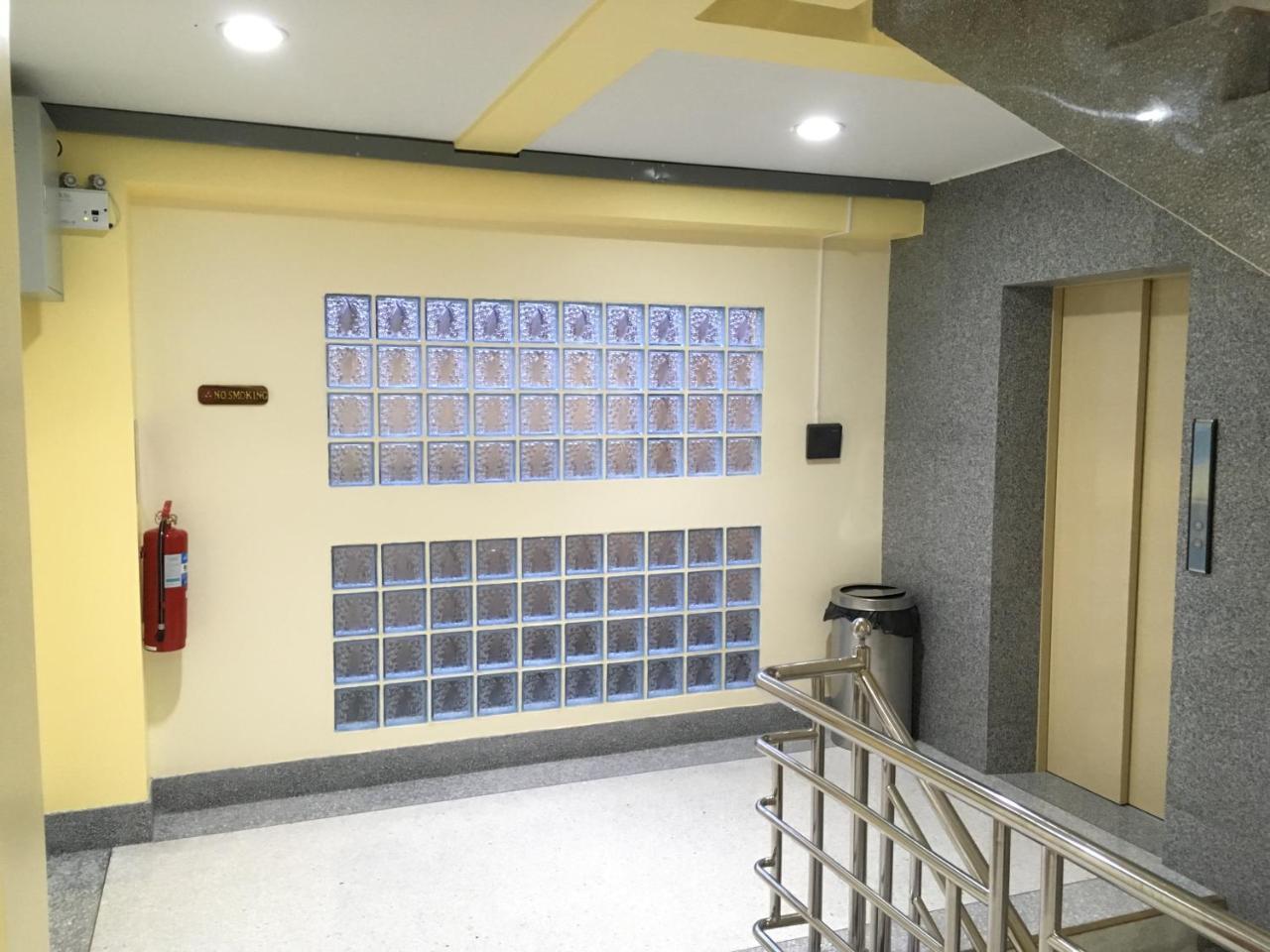 Baan Wanchart Hostel Bangkok Exterior photo