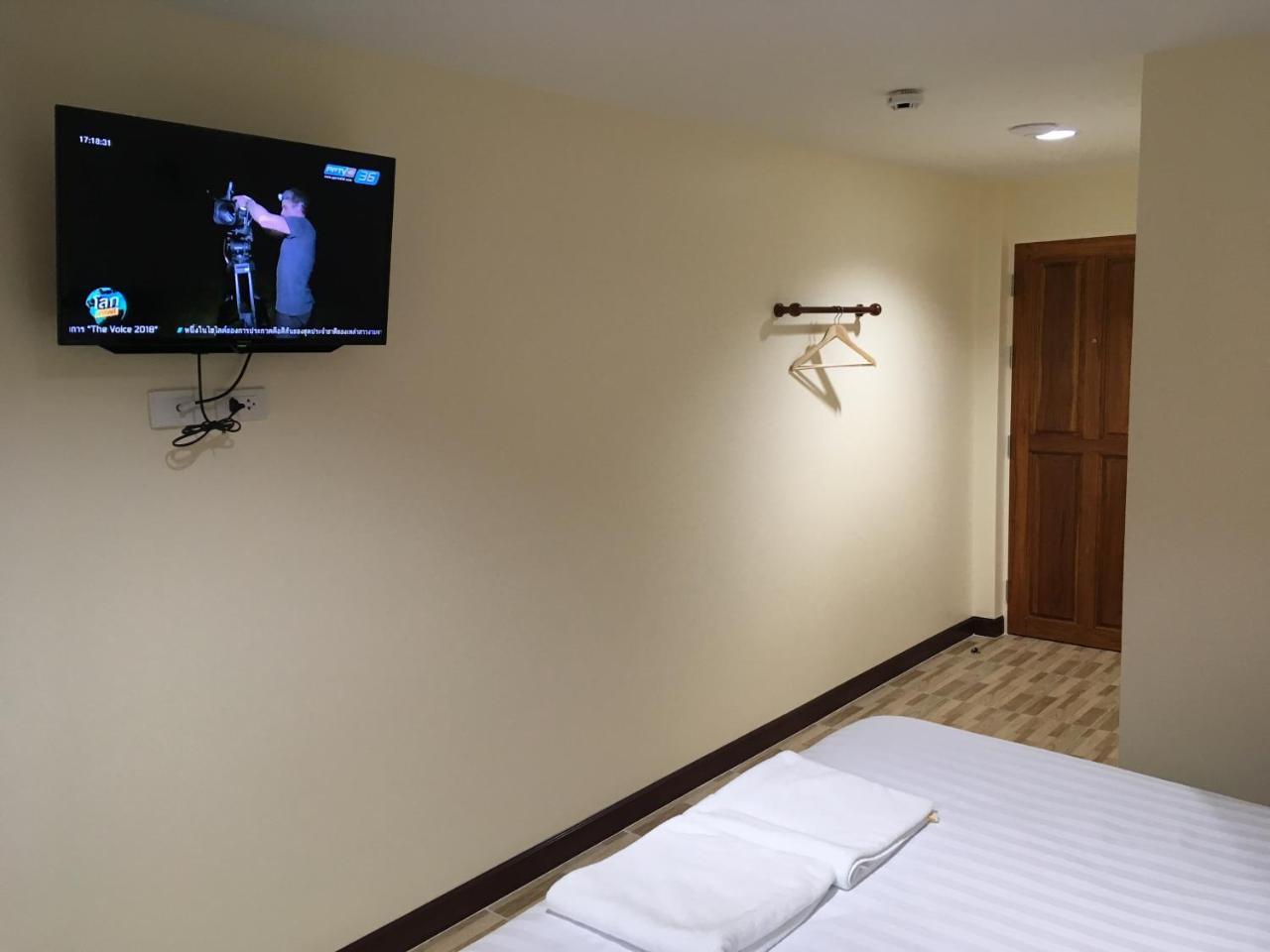 Baan Wanchart Hostel Bangkok Exterior photo