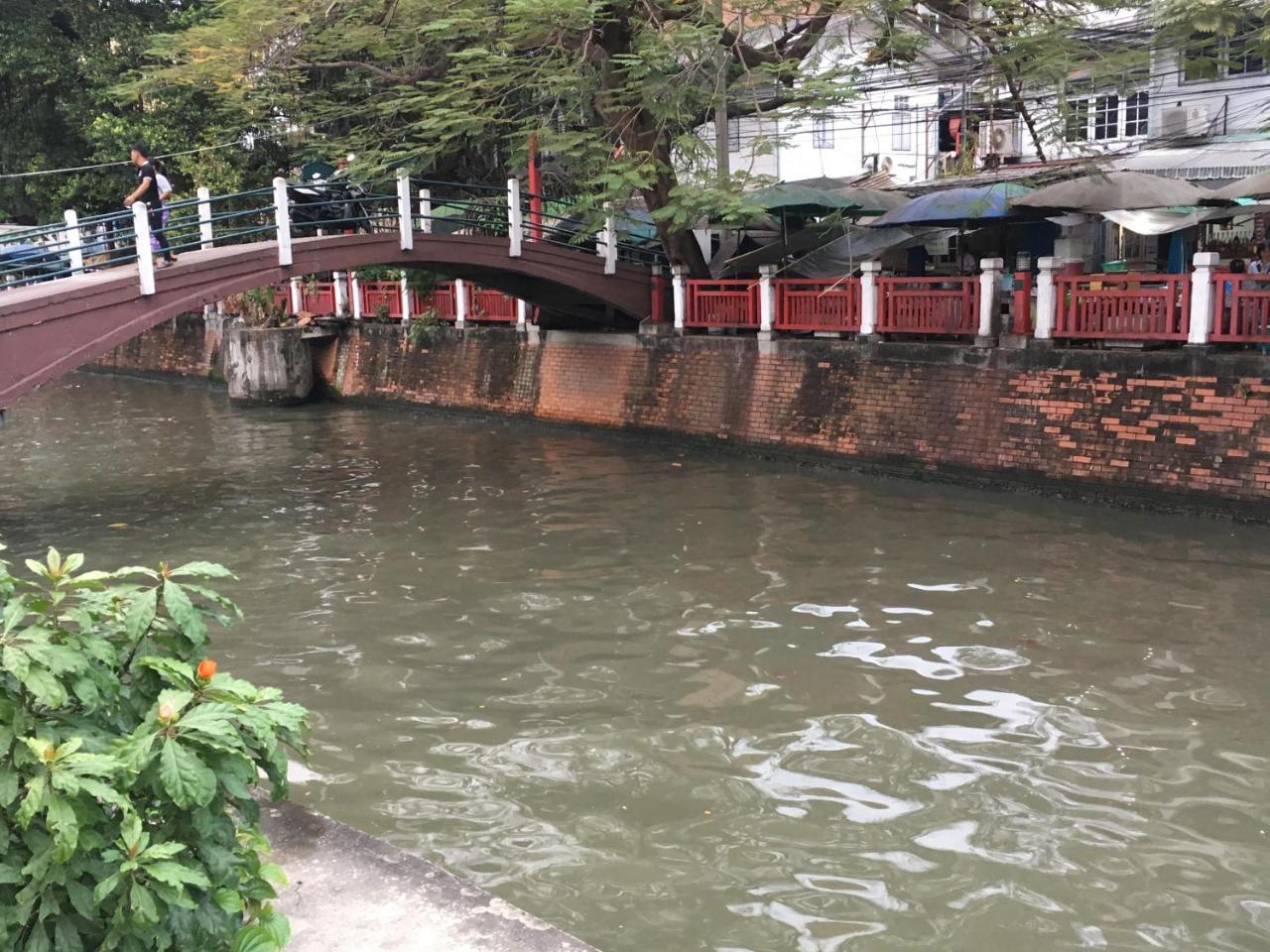 Baan Wanchart Hostel Bangkok Exterior photo