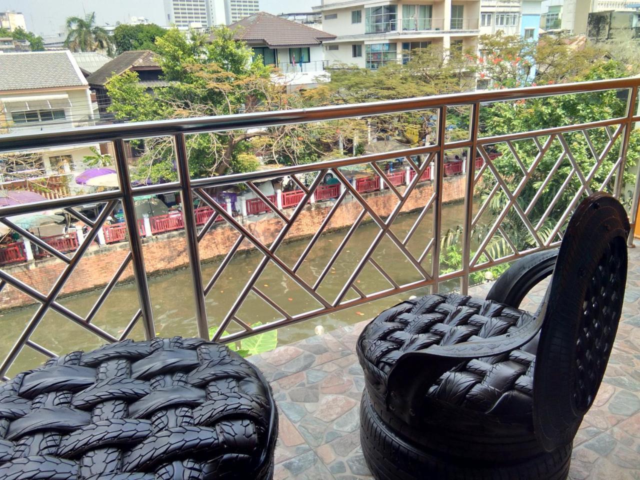 Baan Wanchart Hostel Bangkok Exterior photo