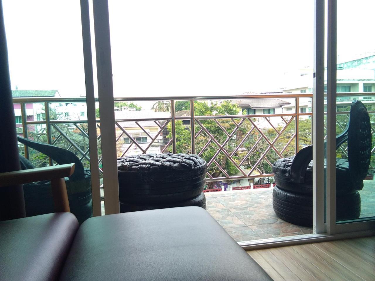 Baan Wanchart Hostel Bangkok Exterior photo