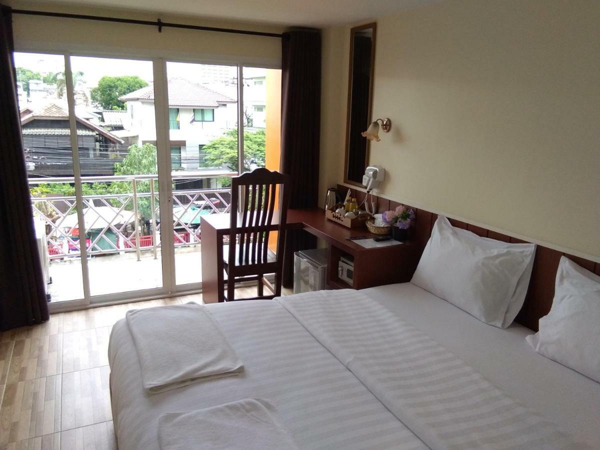 Baan Wanchart Hostel Bangkok Exterior photo