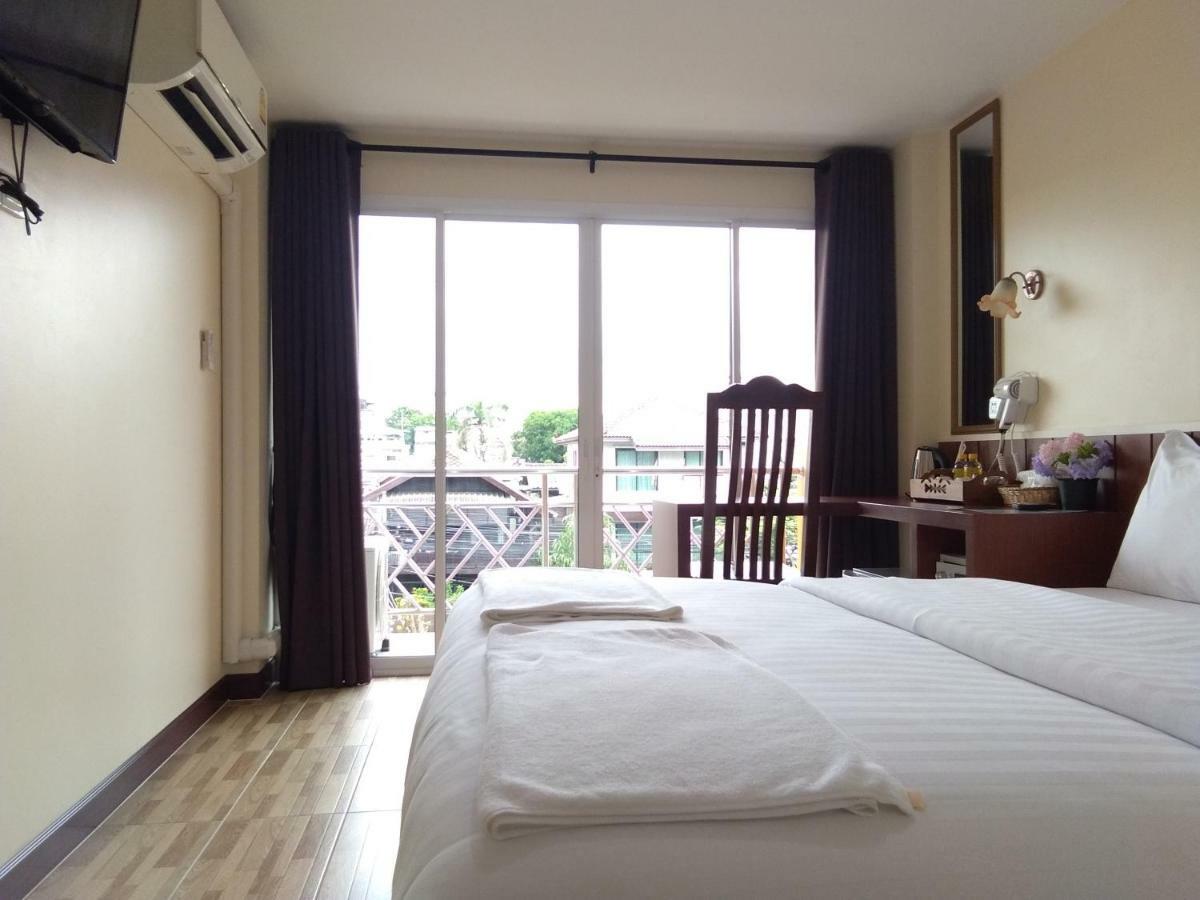 Baan Wanchart Hostel Bangkok Exterior photo