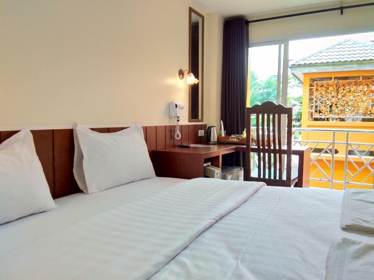 Baan Wanchart Hostel Bangkok Exterior photo