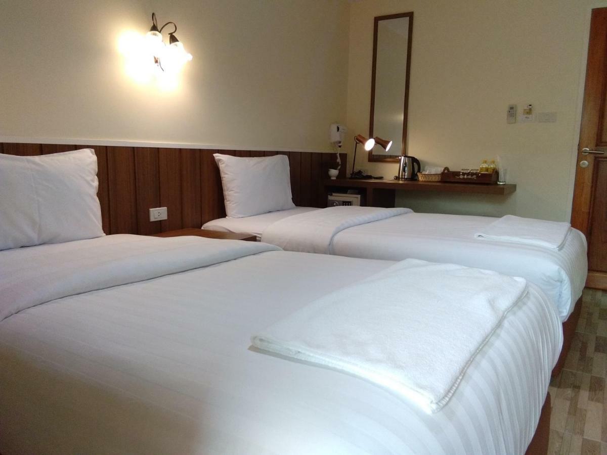 Baan Wanchart Hostel Bangkok Exterior photo