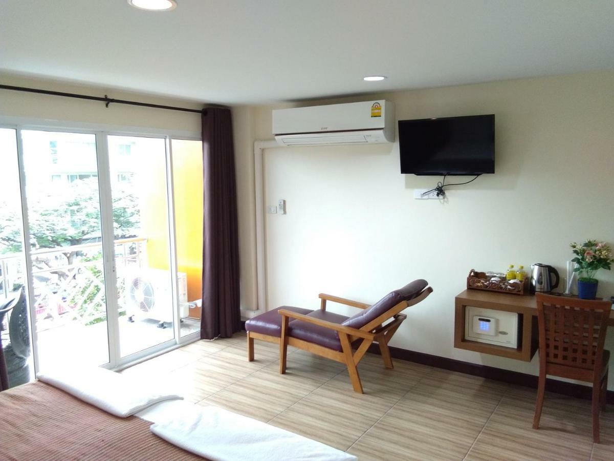 Baan Wanchart Hostel Bangkok Exterior photo