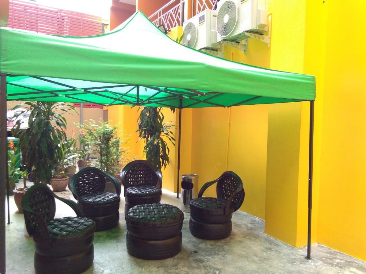 Baan Wanchart Hostel Bangkok Exterior photo